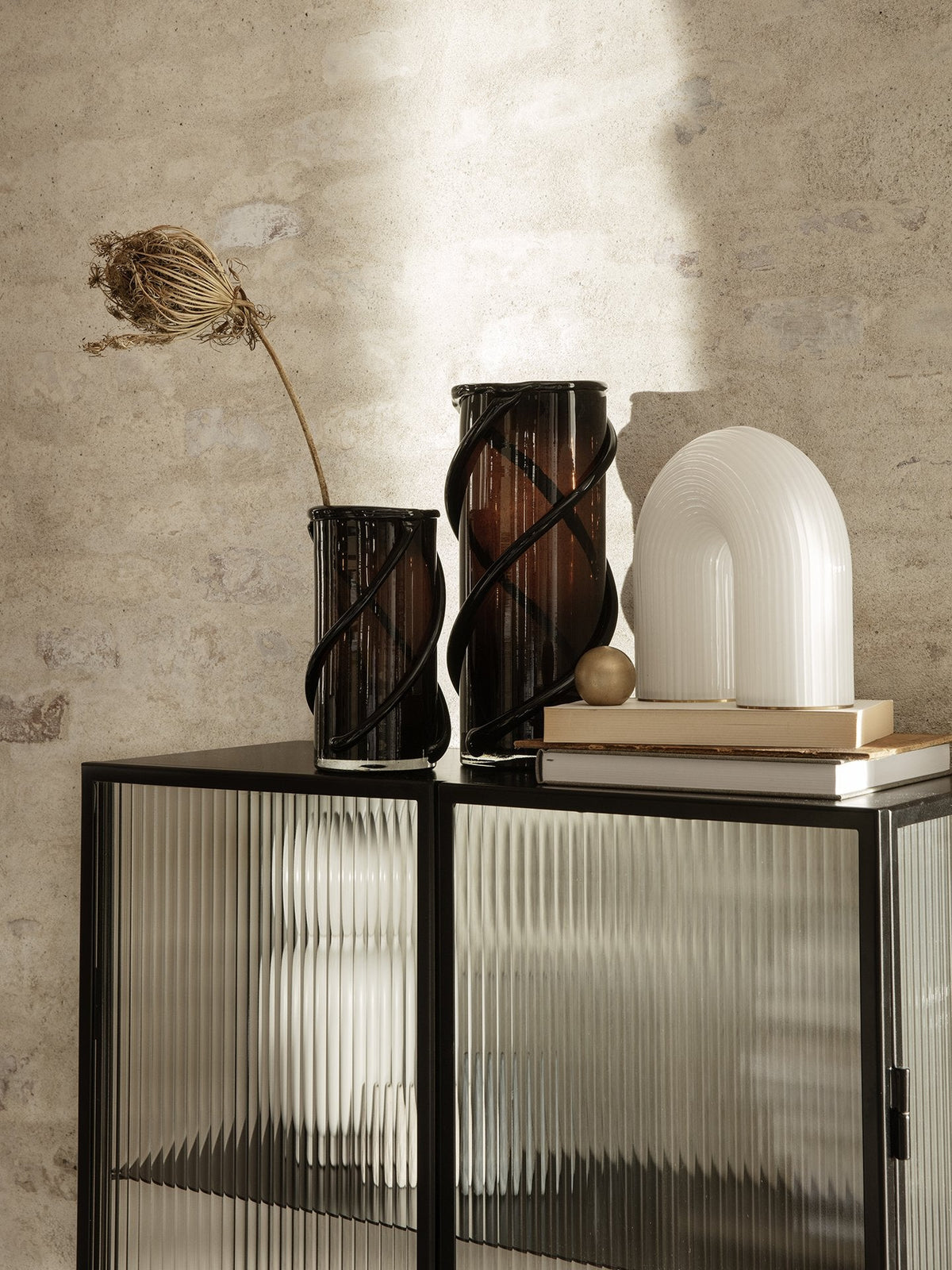 Vitrine Haze verre ondulé - Ferm Living-Noir-The Woods Gallery